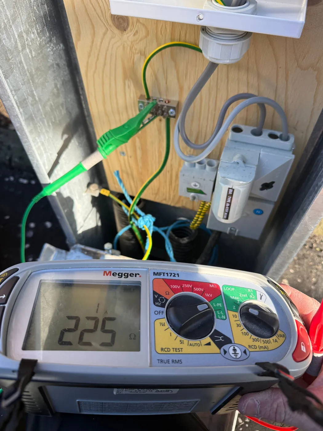 Earth-fault loop impedance measurement on site